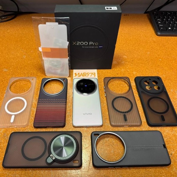 Vivo X200 Pro - Unlocked Non-US, 512 GB, Titanium, 16 GB