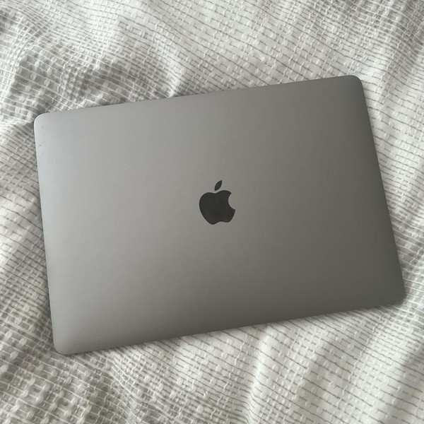 MacBook Pro 2019 - 13 inch - 256 GB, Gray, 8 GB, Intel Core i7