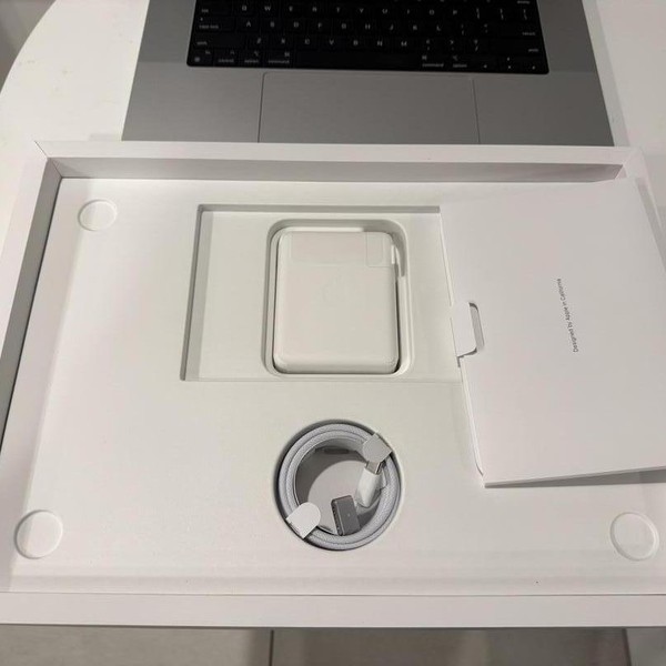 MacBook Pro Late 2023 (M3) - 16 inch - Apple M3 Pro 12-core, Silver, 512 GB, 36 GB, 18-core GPU