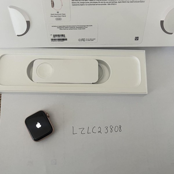 Apple Watch SE 1st Gen 40mm - Gold, A2351 - GPS, Aluminum