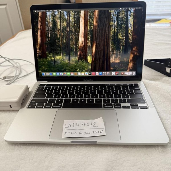 MacBook Pro 2022 - 13 inch - 512 GB, Silver, 8 GB, Apple M2