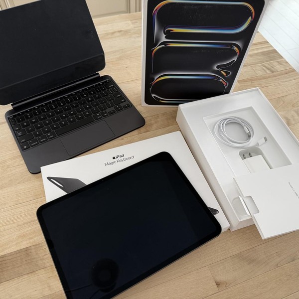 Apple iPad Pro 11 inch (M4) 2024 - Unlocked, 256 GB, Black, 8 GB, A2837, Standard Glass