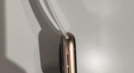 Good
													Apple Watch SE 1st Gen 44mm - Gold, A2352 - GPS, Aluminum, photo 2 of 6