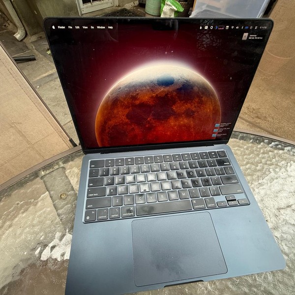 MacBook Air 2022 (M2) - 13 inch - 1 TB, Midnight, 16 GB, Apple M2