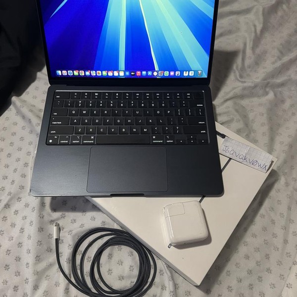 MacBook Air 2022 (M2) - 13 inch - 256 GB, Midnight, 8 GB, Apple M2