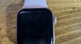 Fair
													Apple Watch SE 1st Gen 40mm - Gold, A2351 - GPS, Aluminum, photo 4 of 6