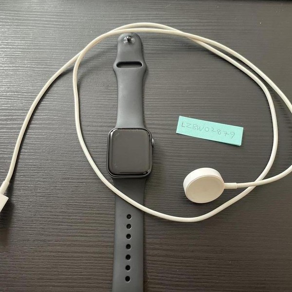 Apple Watch Series 5 40mm - Gray, A2092 - GPS, Aluminum