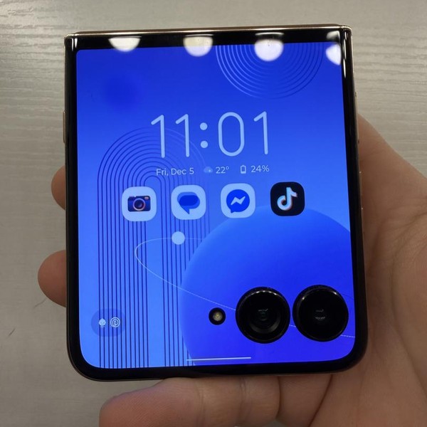 Motorola Razr Ultra (2025) - Unlocked, 512 GB, PANTONE Mountain Trail, 16 GB