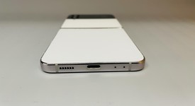Good
													Samsung Galaxy Z Flip4 5G - AT&T, Custom, 256 GB, 8 GB, SM-F721U, Bespoke Edition, photo 5 of 8