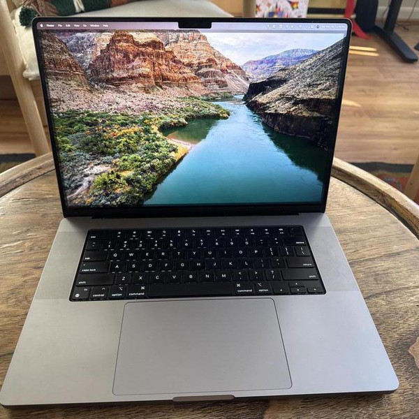 MacBook Pro 2021 - 16 inch - 512 GB, Gray, 16 GB, Apple M1 Pro 10-core
