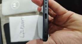 Mint
													Motorola Edge (2024) - TracFone, Black, 256 GB, 8 GB, photo 3 of 7