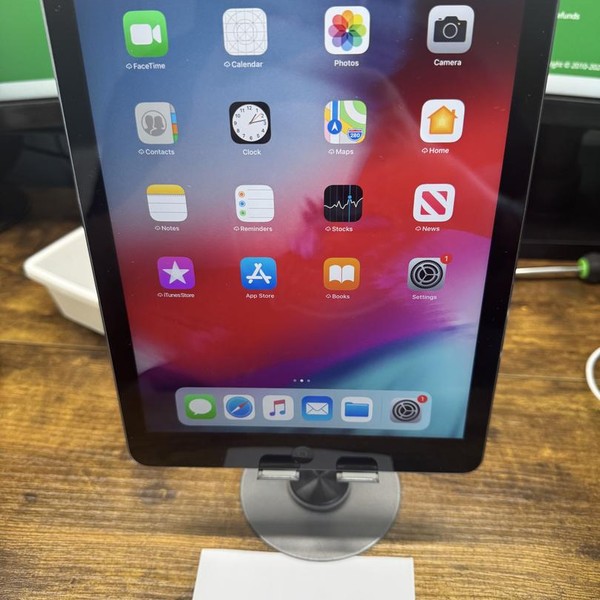 Apple iPad Air - Unlocked, 16 GB, Gray