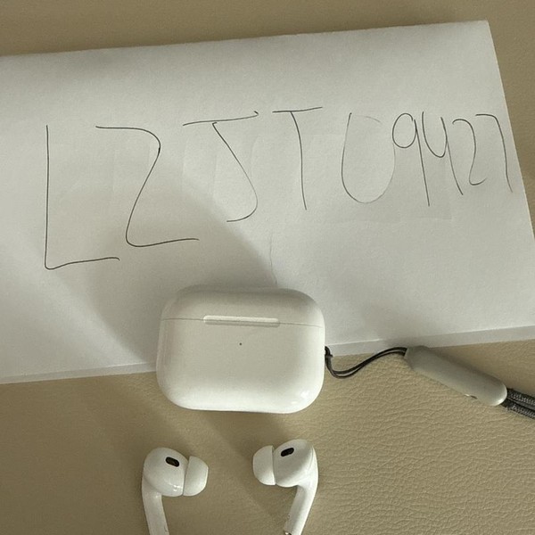 Apple AirPods Pro 2 - Lightning