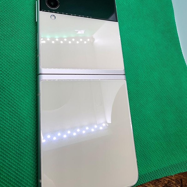 Samsung Galaxy Z Flip3 5G - Xfinity, 256 GB, Cream, 8 GB