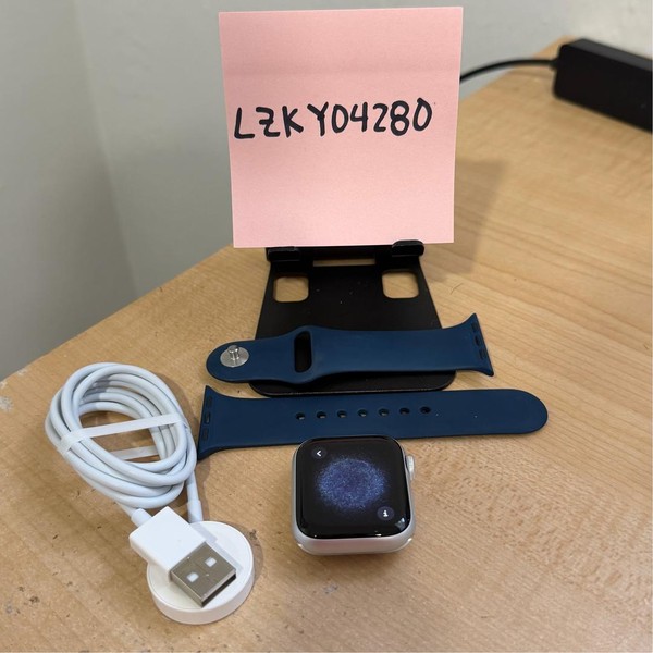 Apple Watch SE 2nd Gen 40mm - Silver, A2722 - GPS, Aluminum