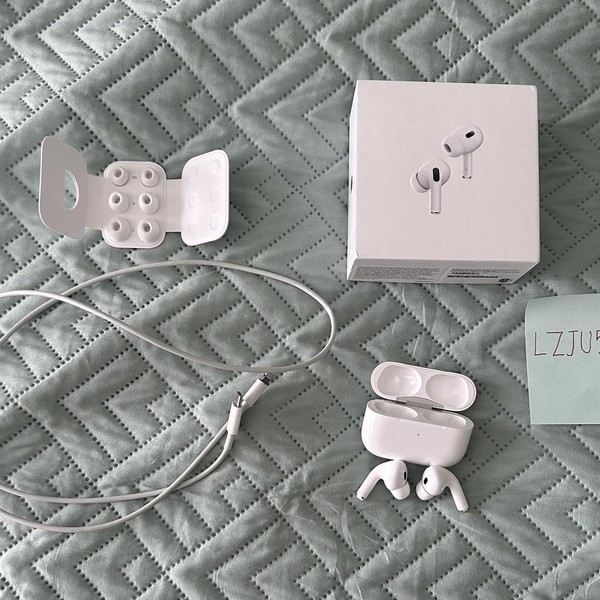 Apple AirPods Pro 2 - Lightning