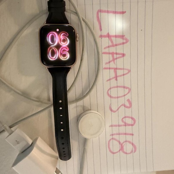 Apple Watch Series 5 40mm - Gold, A2092 - GPS, Aluminum