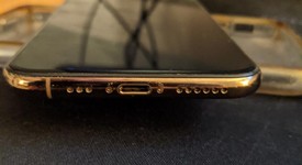 Good
													Apple iPhone Xs - Verizon, Gold, 64 GB, A1920, photo 2 of 15