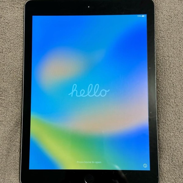 Apple iPad 5th Gen - Wi-Fi, 32 GB, Silver, A1822