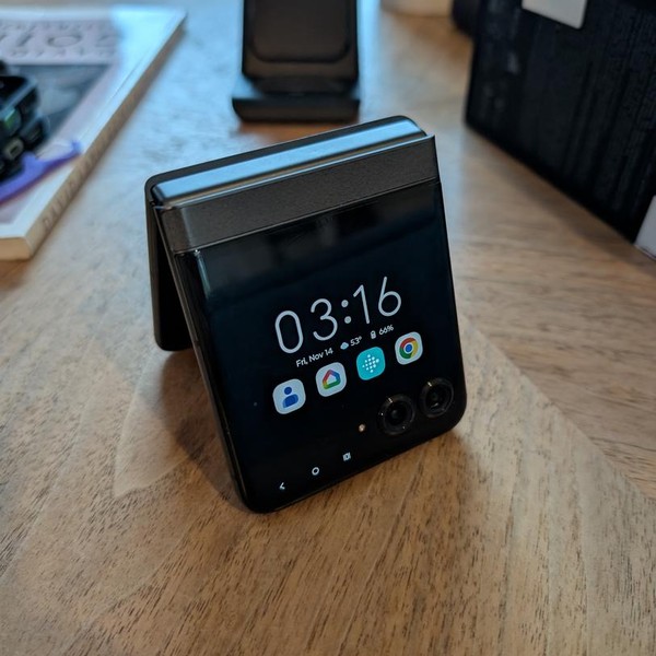 Motorola Razr (2024) - Unlocked, 256 GB, Gray, 8 GB