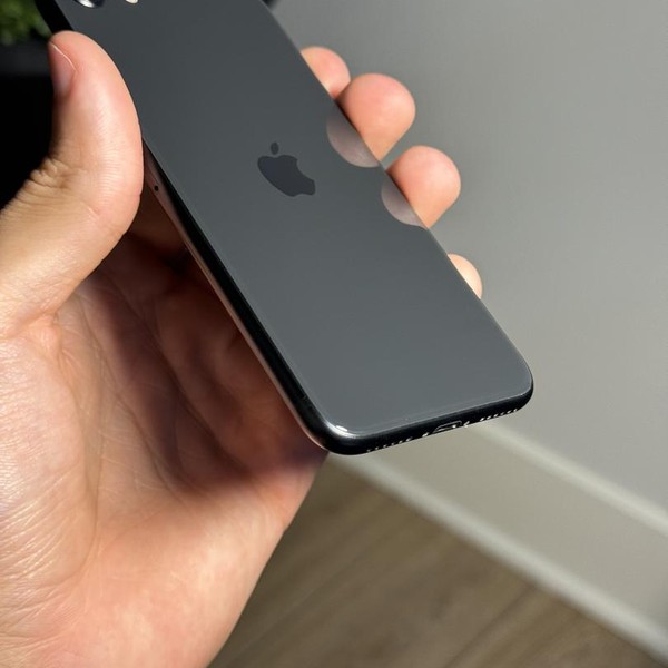 Apple iPhone SE 3rd Gen 2022 - Unlocked, 64 GB, Midnight, A2595