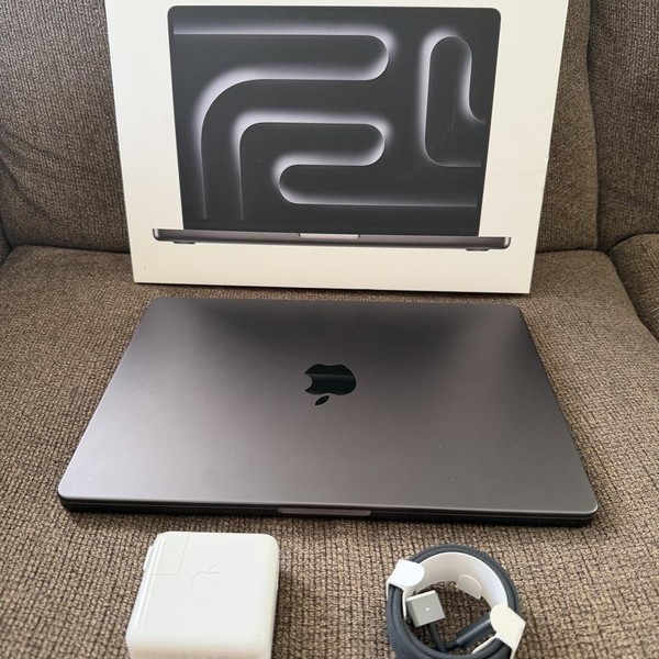 MacBook Pro 2024 - 14 inch - 1 TB, Space Black, 32 GB, Apple M4