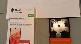 Mint
													Motorola Razr (2024) - Unlocked, Orange, 256 GB, 8 GB, photo 3 of 8
