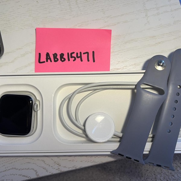 Apple Watch SE 2nd Gen 40mm - Silver, A2722 - GPS, Aluminum