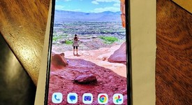 Good
													Motorola Razr Ultra (2025) - Unlocked, PANTONE Scarab, 1 TB, 16 GB, photo 1 of 7