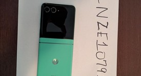 Mint
													Motorola Razr (2025) - Unlocked, Green, 256 GB, 8 GB, photo 1 of 8