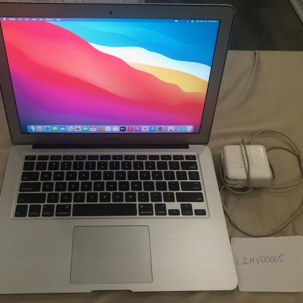 MacBook Air 2017 - 13 inch - I7, Silver, 256 GB, 8 GB