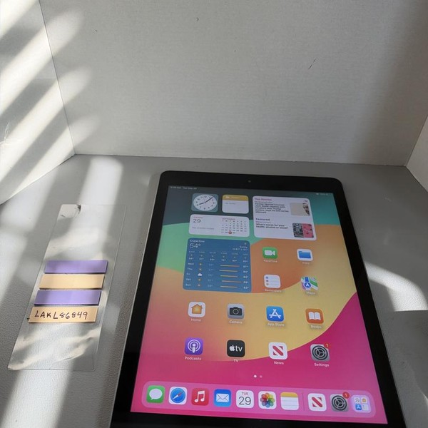 Apple iPad (6th Gen) - Unlocked, 32 GB, Gray, A1954