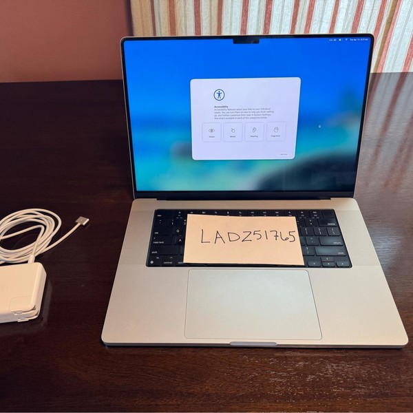 MacBook Pro 2021 - 16 inch - 2 TB, Silver, 64 GB, Apple M1 Max