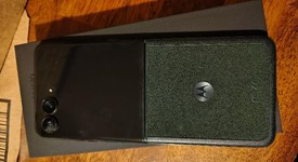 Good
													Motorola Razr Ultra (2025) - Unlocked, PANTONE Scarab, 1 TB, 16 GB, photo 2 of 7