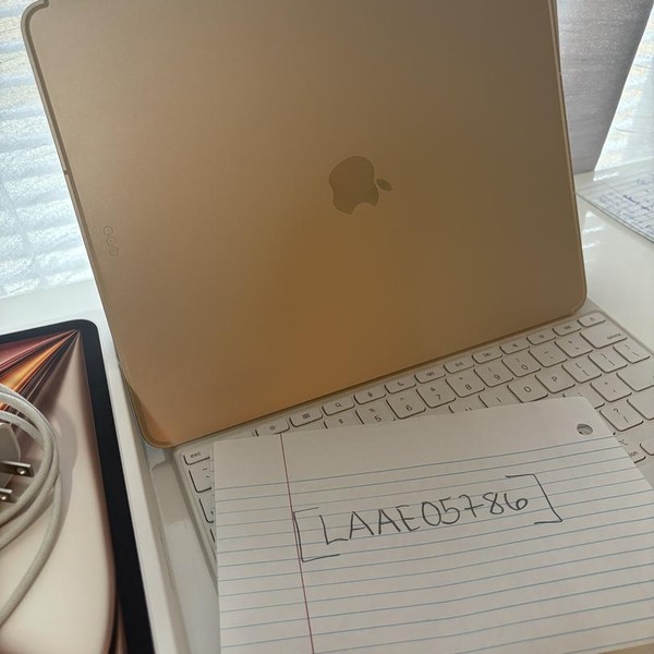 Apple iPad Air 13 inch (M3) 2025 - Unlocked, 256 GB, Starlight