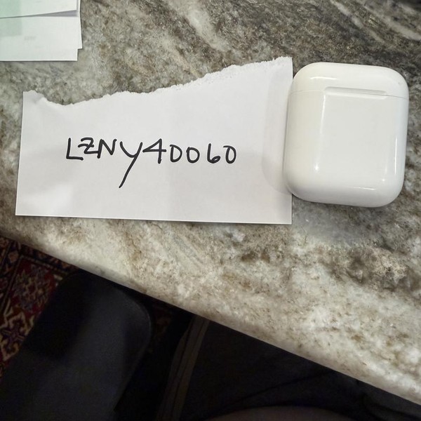 Apple AirPods 2nd Gen - Lightning Case
