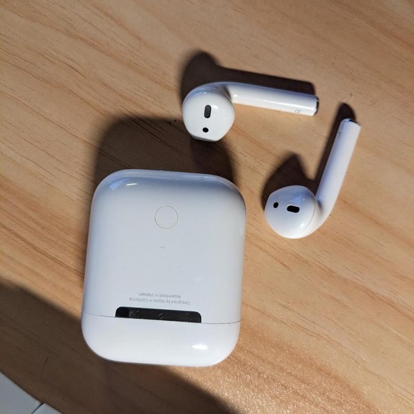 Apple AirPods (2nd Gen) - Lightning Case