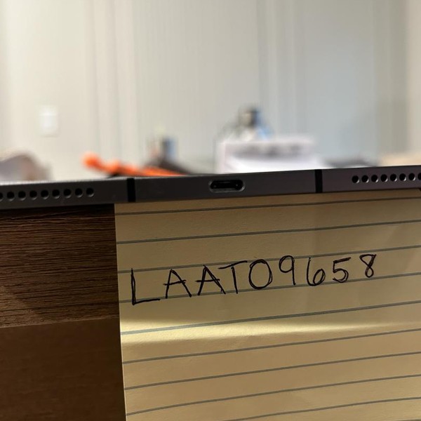 Apple iPad Air 5th Gen - Unlocked, Gray, 256 GB, A2589