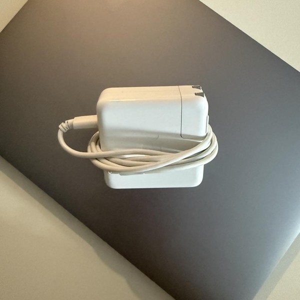 MacBook Pro 2020 - 13 inch - 256 GB, Gray, 8 GB, Apple M1