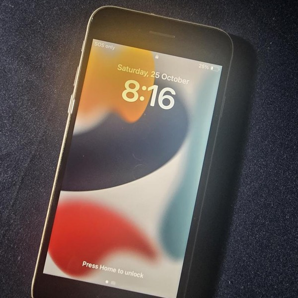 Apple iPhone SE 3rd Gen 2022 - Unlocked, 128 GB, Starlight, A2595