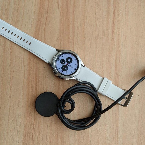 Samsung Galaxy Watch4 Classic - Wi-Fi, Silver, 42mm