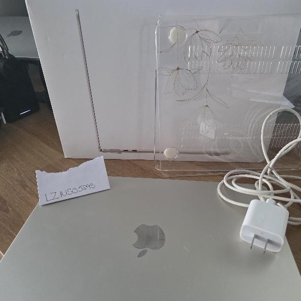 MacBook Air 2022 (M2) - 13 inch - 256 GB, Starlight, 8 GB, Apple M2