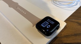 Good
													Apple Watch SE 2nd Gen 40mm - Unlocked, Midnight, A2726 - Cellular, Aluminum, photo 2 of 4