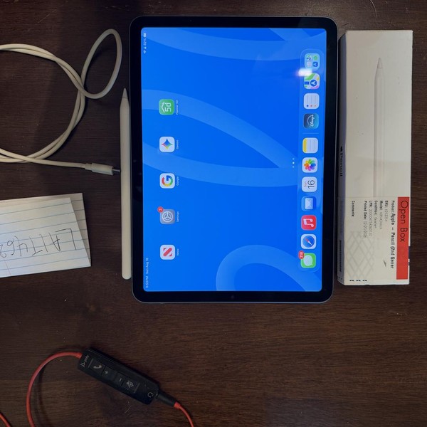 Apple iPad Air (5th Gen) - Wi-Fi, 256 GB, Blue, A2588