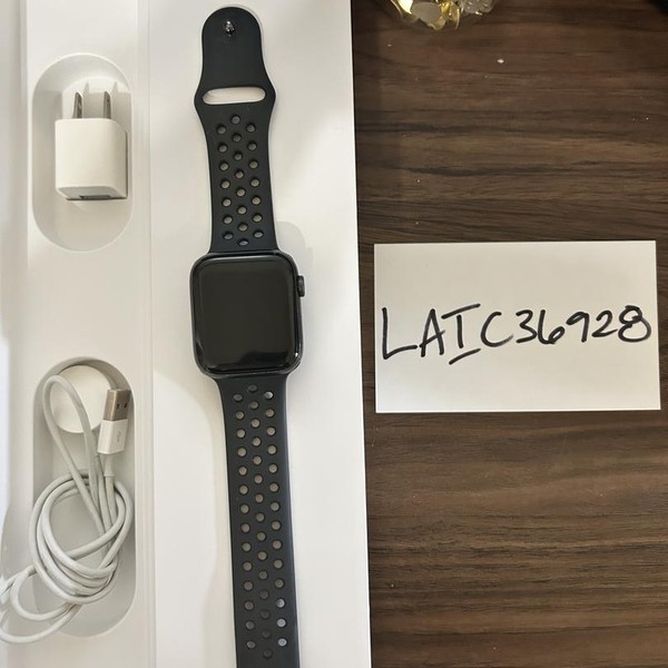 Apple Watch SE (1st Gen) 44mm - Gray, A2352 - GPS, Nike