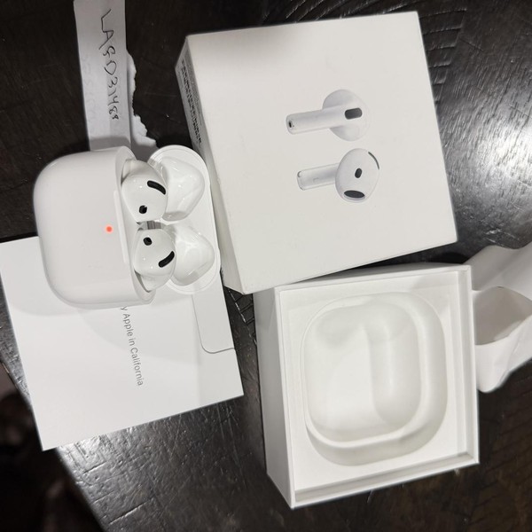 Apple AirPods (4th Gen) - Standard
