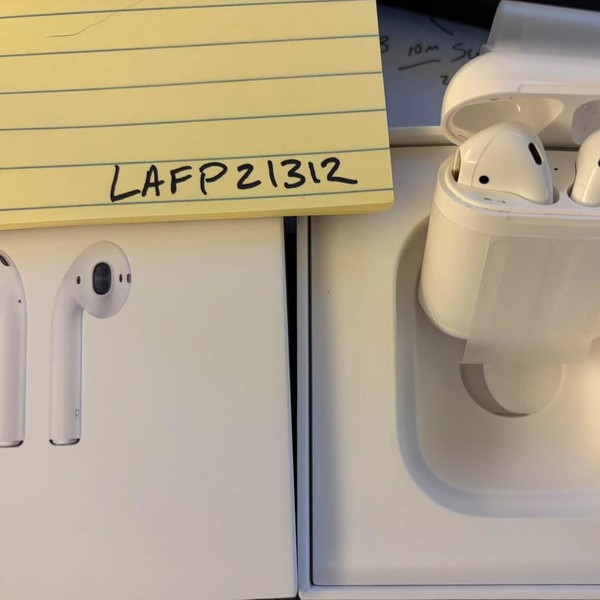 Apple AirPods (2nd Gen) - Lightning Case