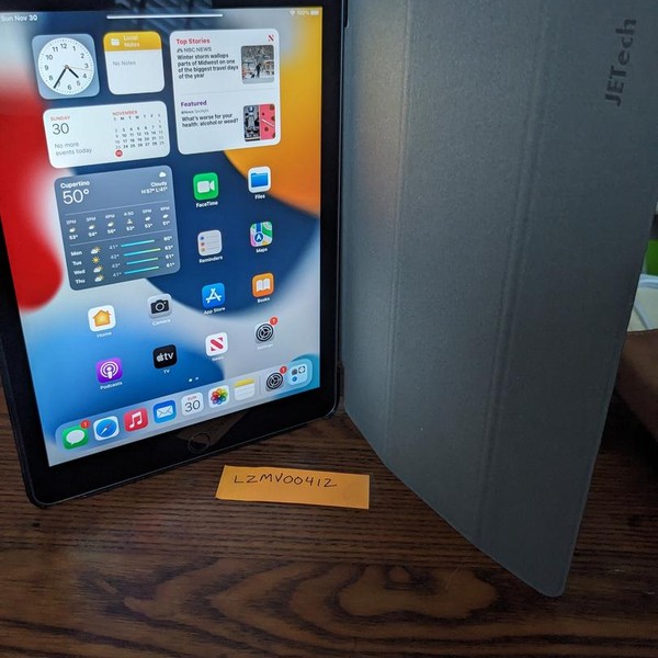 Apple iPad 5th Gen - Wi-Fi, 32 GB, Gray, A1822