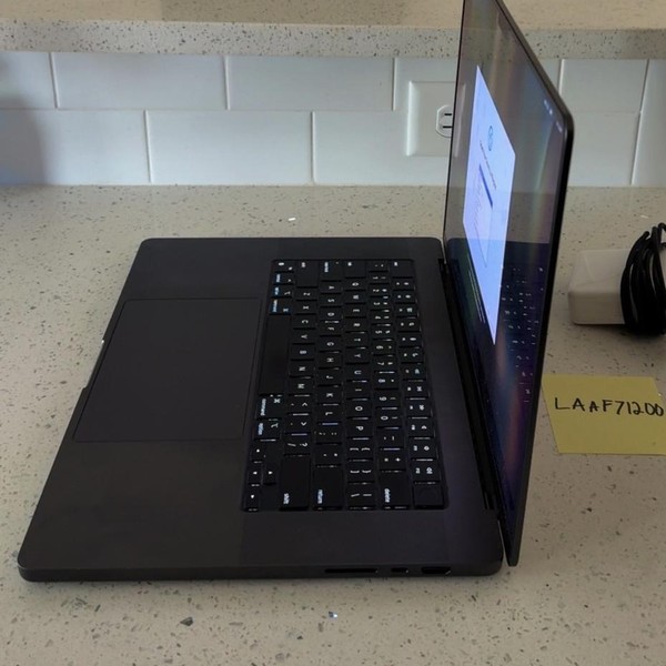 MacBook Pro Late 2023 (M3) - 16 inch - Apple M3 Pro 12-core, Black, 512 GB, 18 GB, 18-core GPU