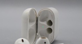 Used
													Apple AirPods 2nd Gen - Lightning Case, photo 4 of 5